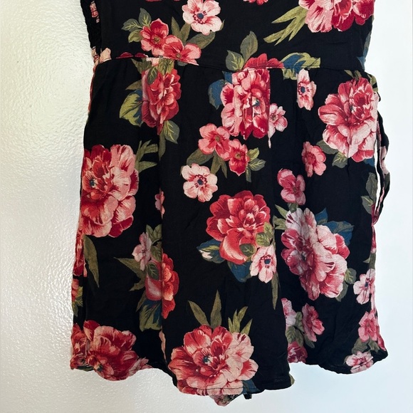 Hollister Floral Print Faux Wrap Romper Skort Size M - Picture 5 of 12